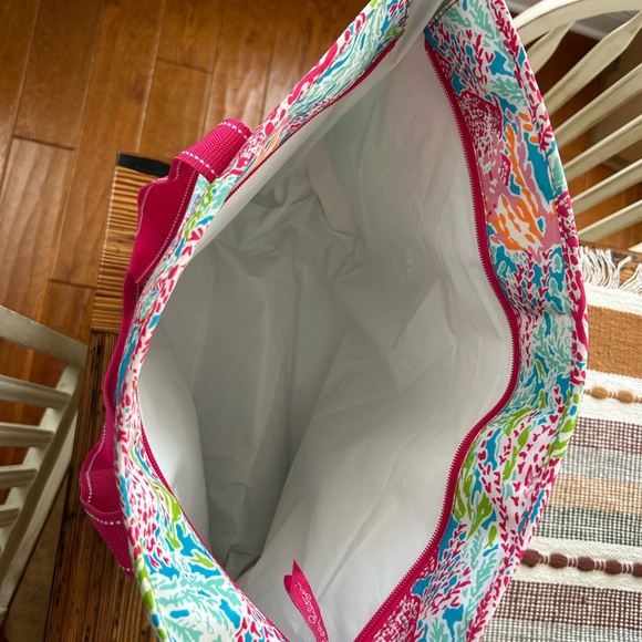 Lilly Pulitzer insulated bag, 14 1/2 (H), 20(W), has small Rip inside - Picture 3 of 5
